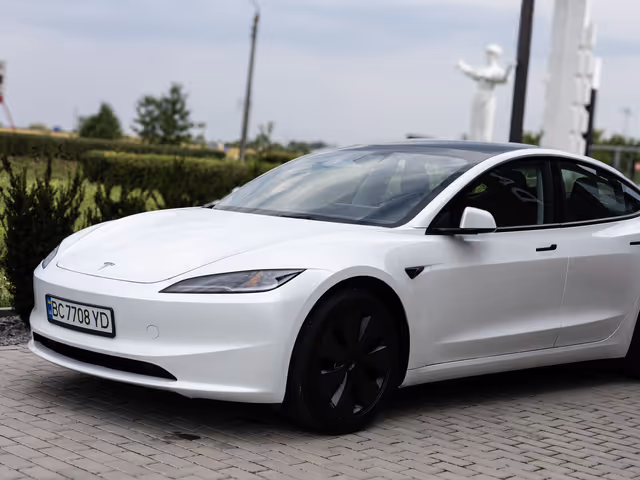 Tesla Model 3 - зображення 1
