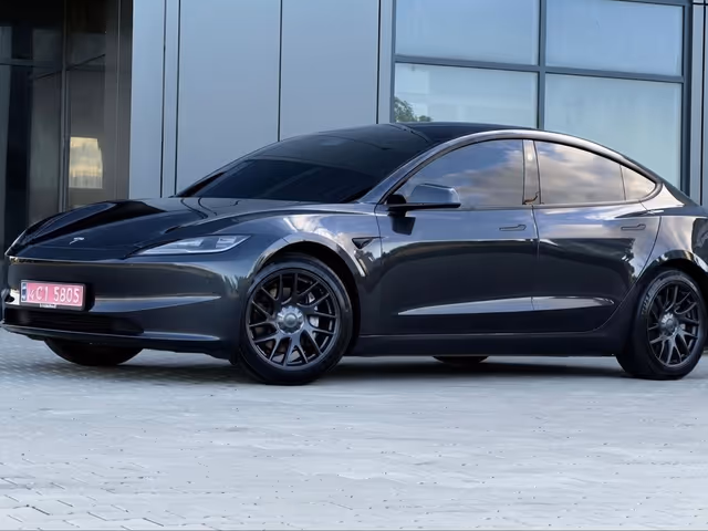Tesla Model 3 - зображення 1