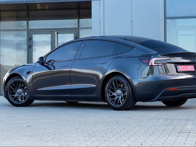 Tesla Model 3 - зображення 5