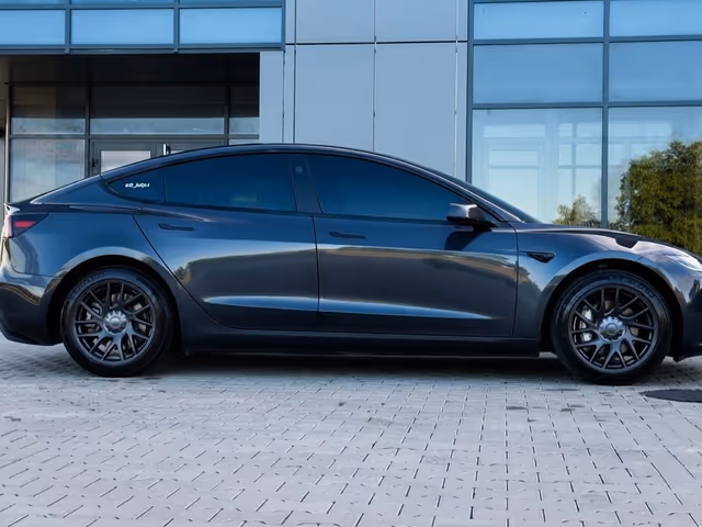 Tesla Model 3 - зображення 4