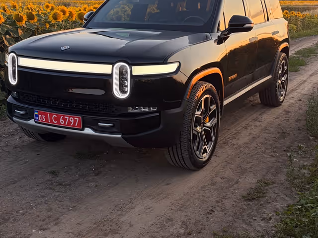 Rivian R1S - зображення 1