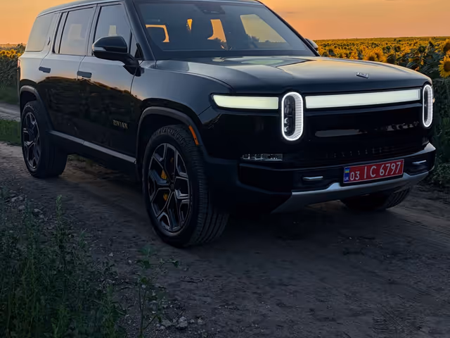 Rivian R1S - зображення 2