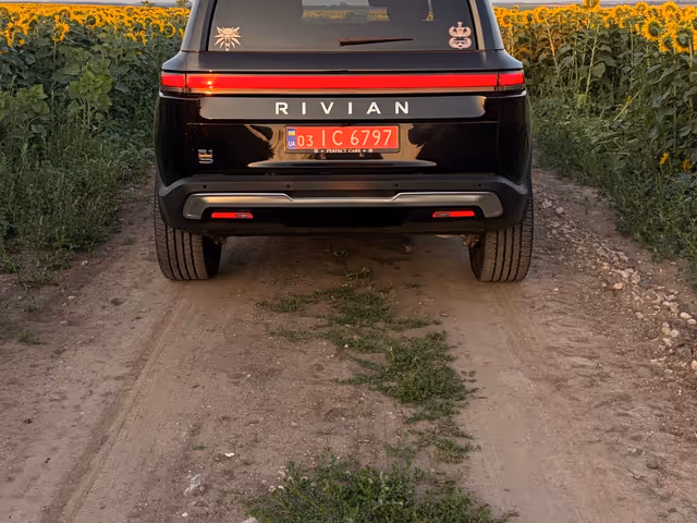 Rivian R1S - зображення 5