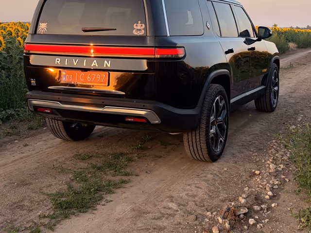 Rivian R1S - зображення 4