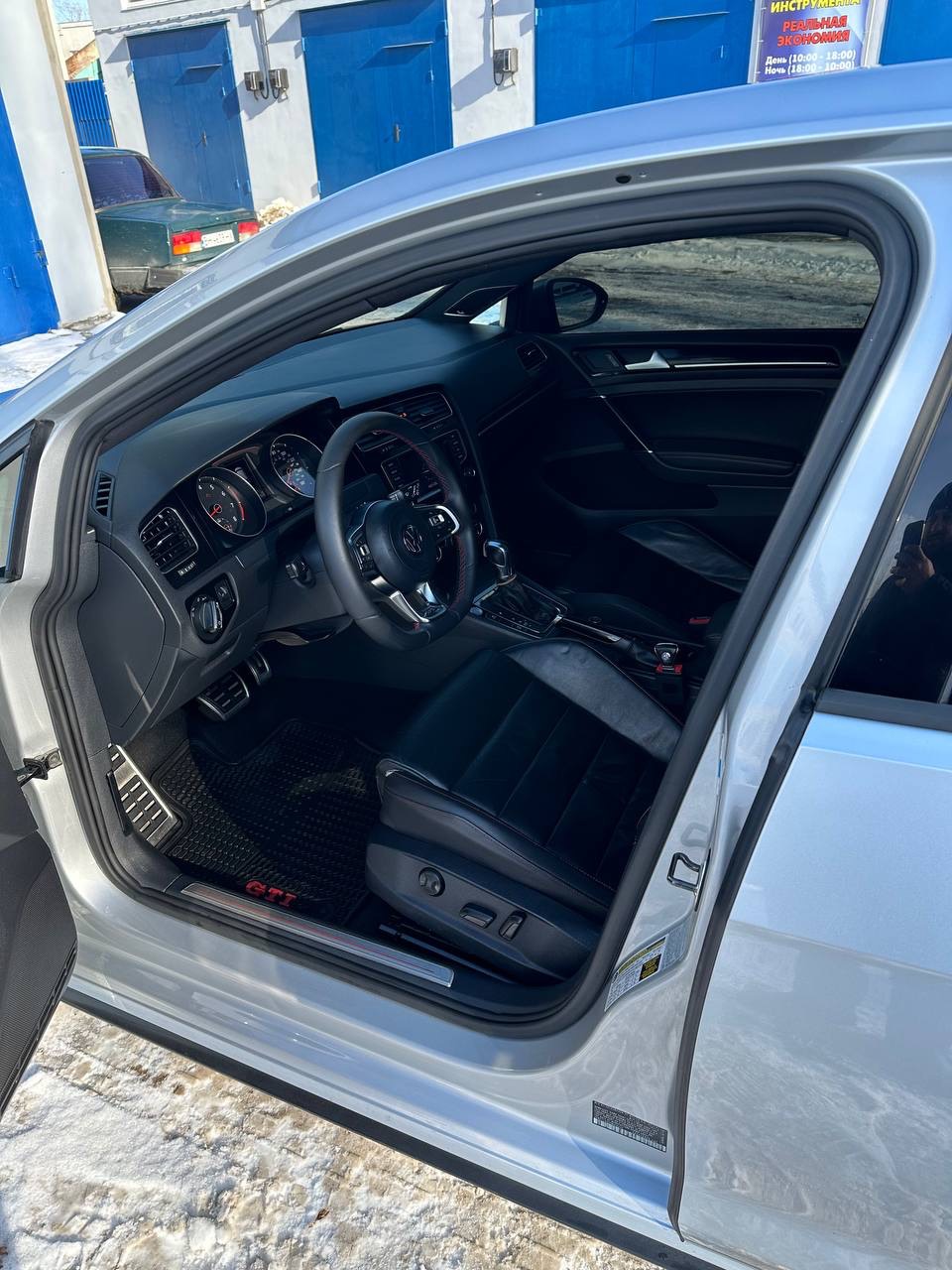 Volkswagen Golf GTI - фото 9