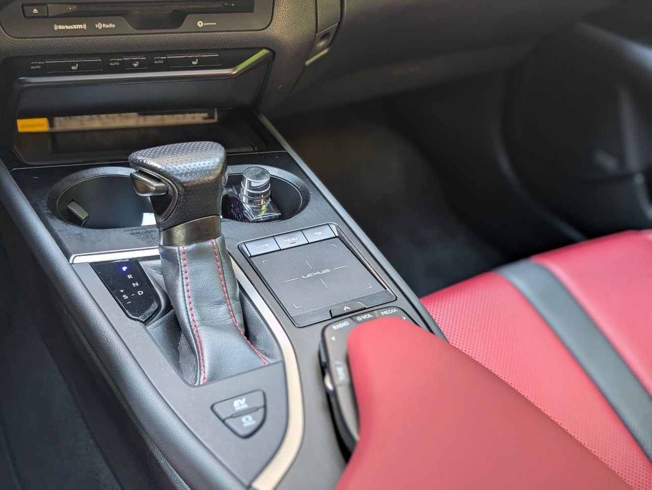 Lexus UX - фото 15