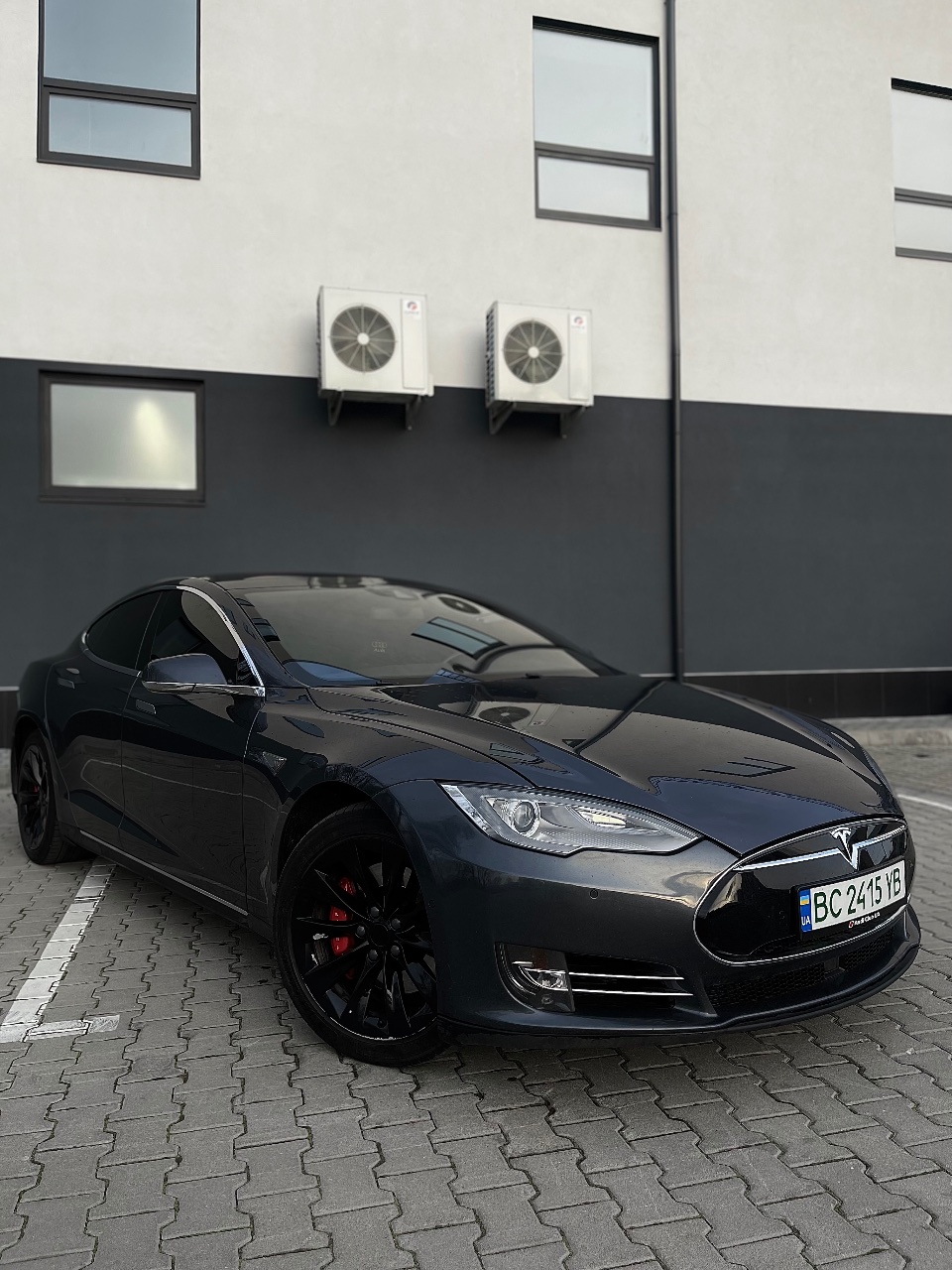 Tesla Model S - фото 1