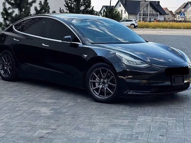 Tesla Model 3 - зображення 1