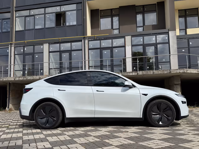 Tesla Model Y - зображення 5