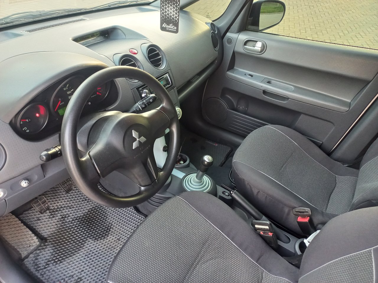 Mitsubishi Colt - фото 10