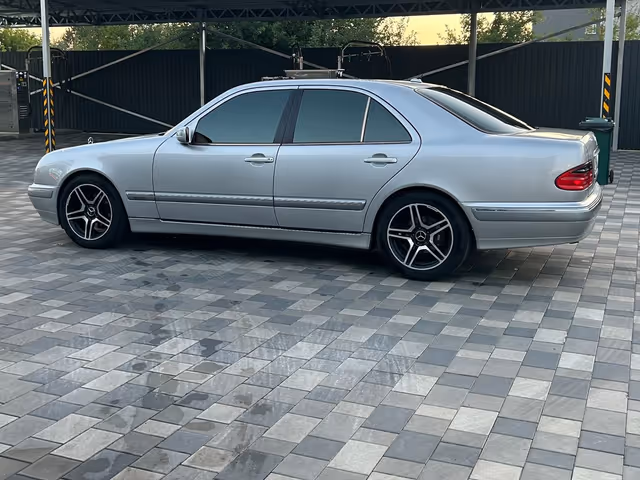 Mercedes-Benz E-Класс - зображення 4