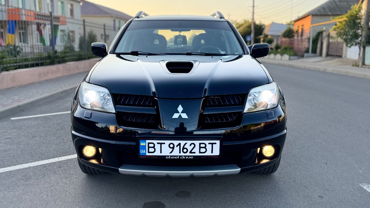 Mitsubishi Outlander - фото 1