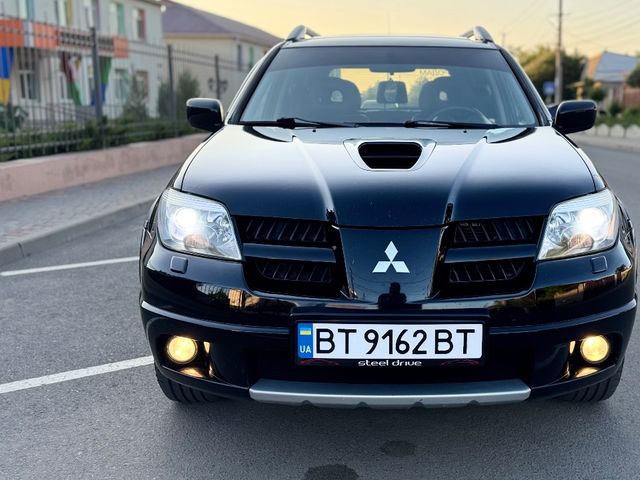 Mitsubishi Outlander - фото 1