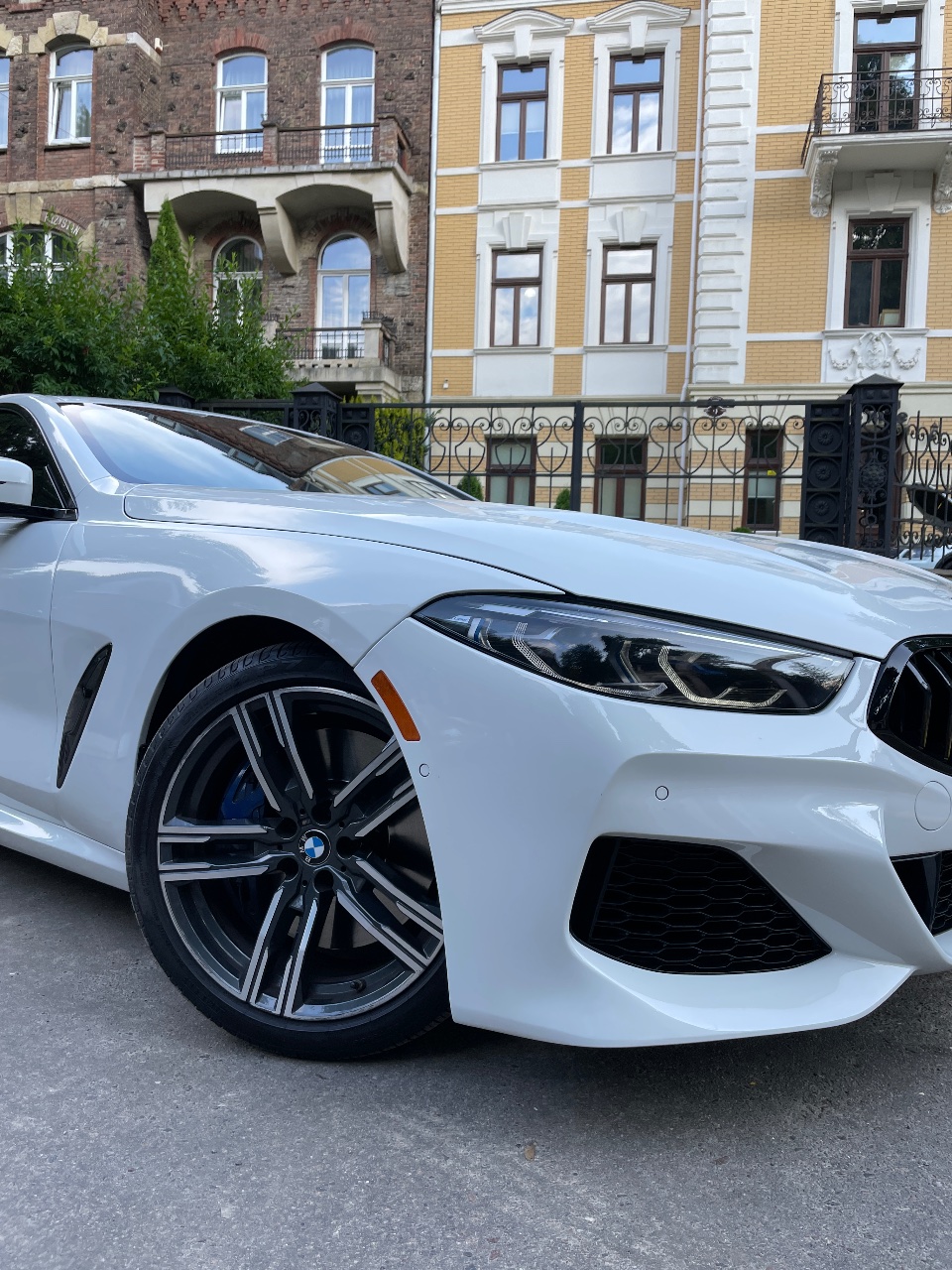 BMW 8 серії - фото 1