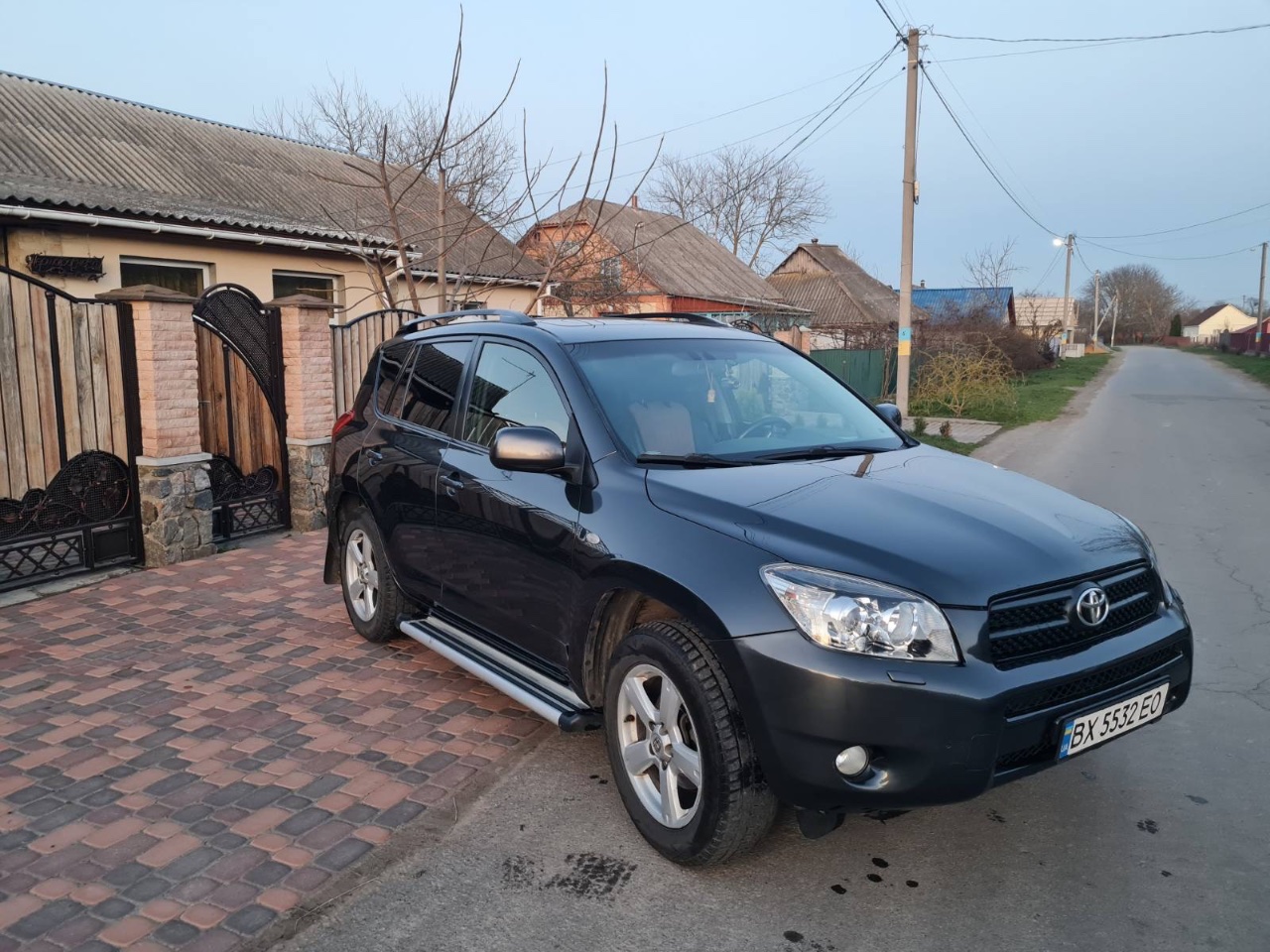Toyota RAV4 - фото 1