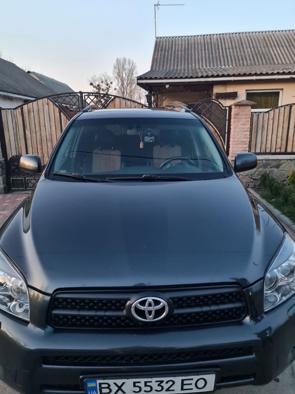 Toyota RAV4 - фото 4