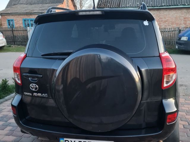 Toyota RAV4 - фото 4