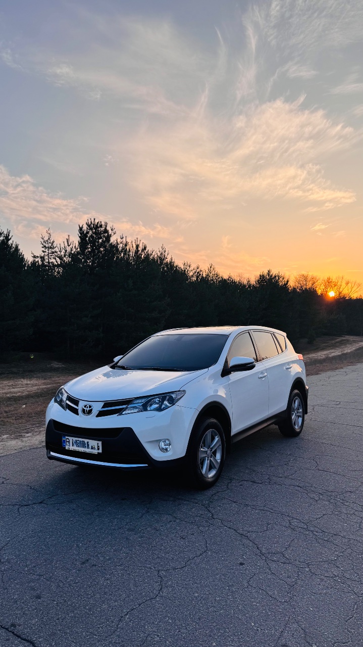 Toyota RAV4 - фото 1