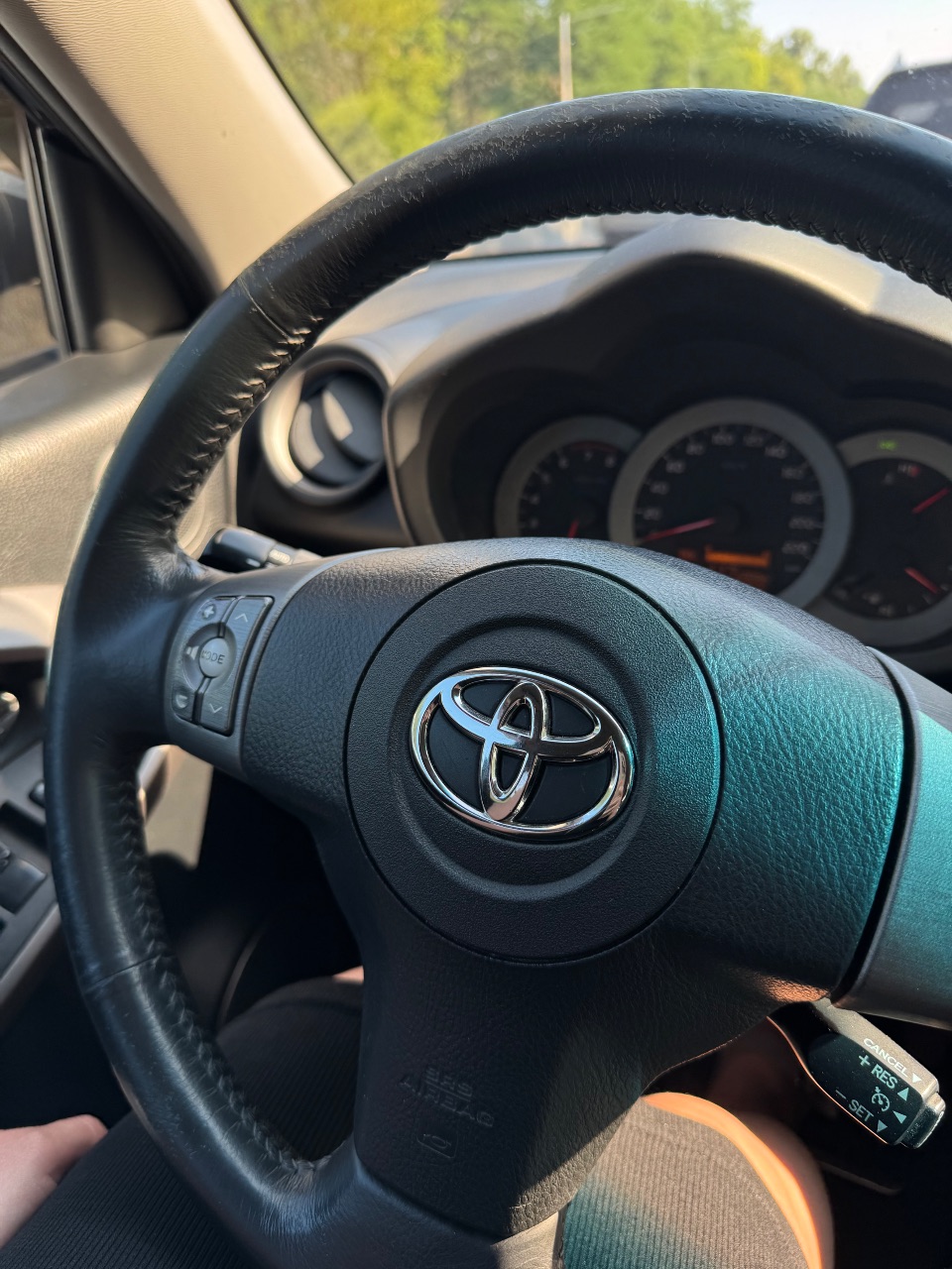 Toyota RAV4 - фото 2