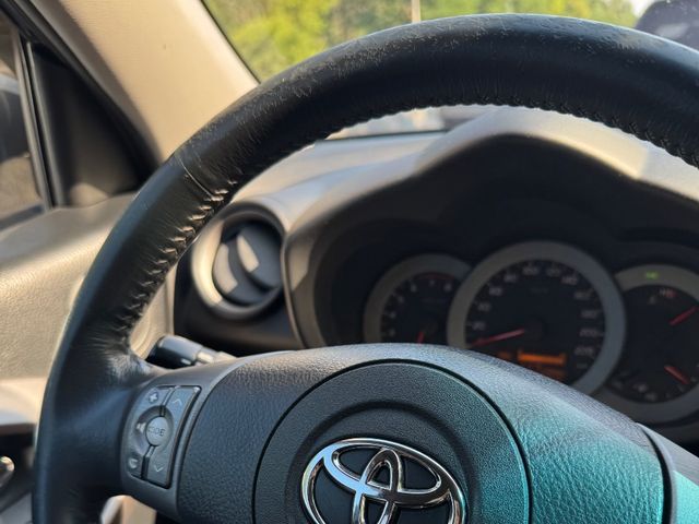 Toyota RAV4 - фото 1