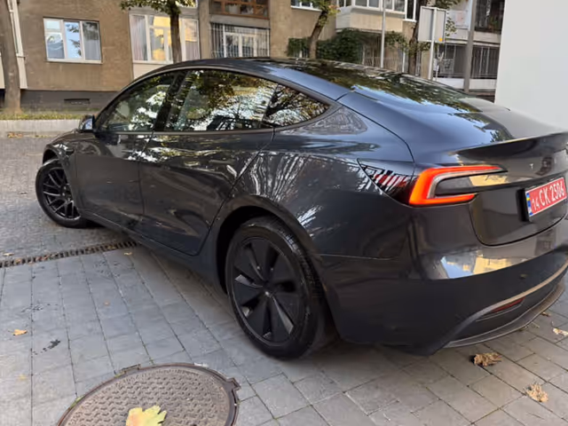 Tesla Model 3 - зображення 5