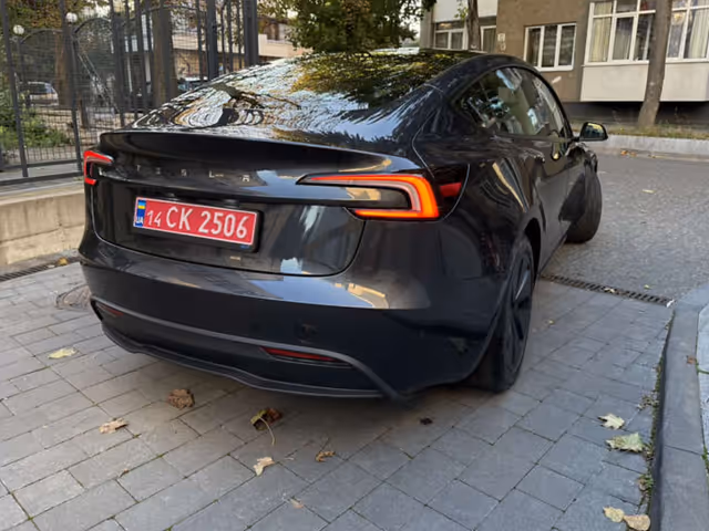 Tesla Model 3 - зображення 4