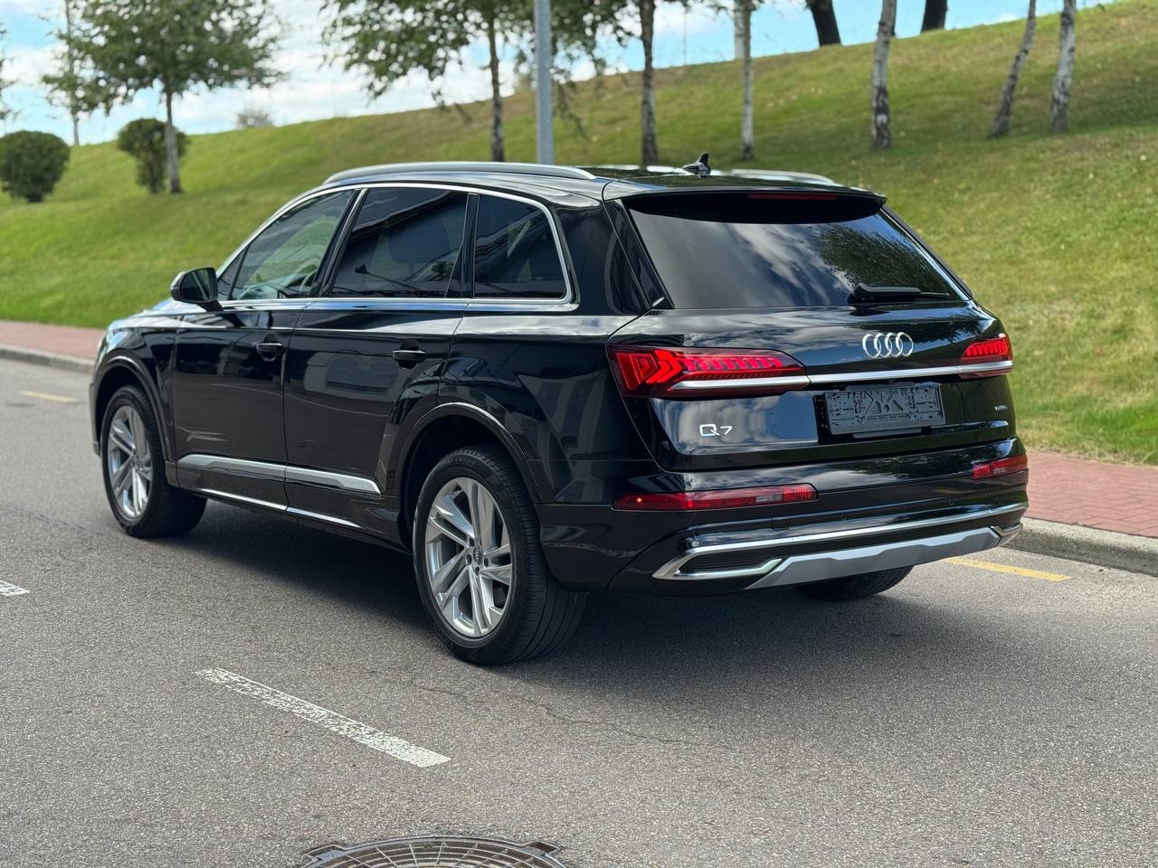 Audi Q7 - фото 14