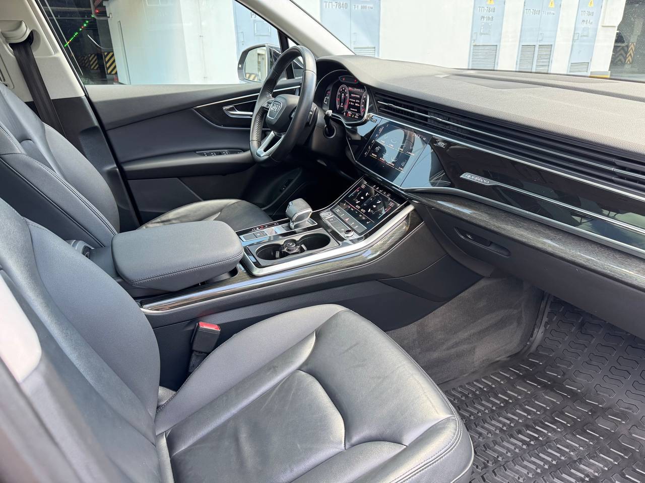 Audi Q7 - фото 24