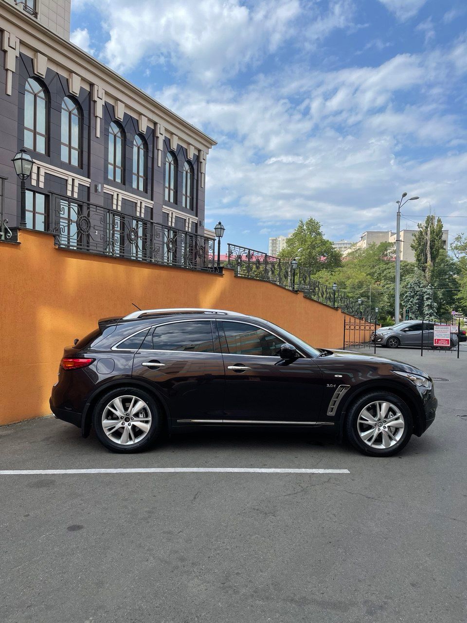 Infiniti QX70 - фото 3