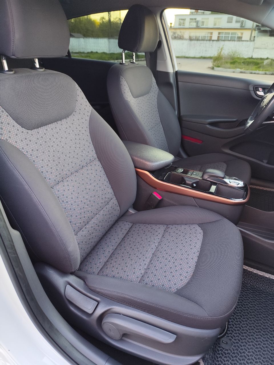 Hyundai IONIQ - фото 8