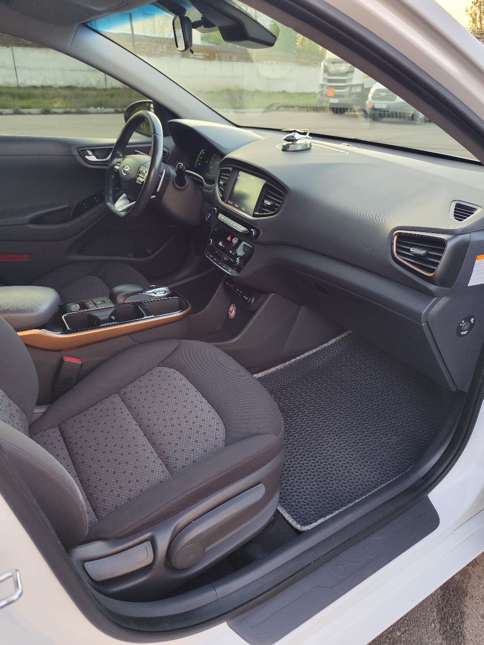 Hyundai IONIQ - фото 16