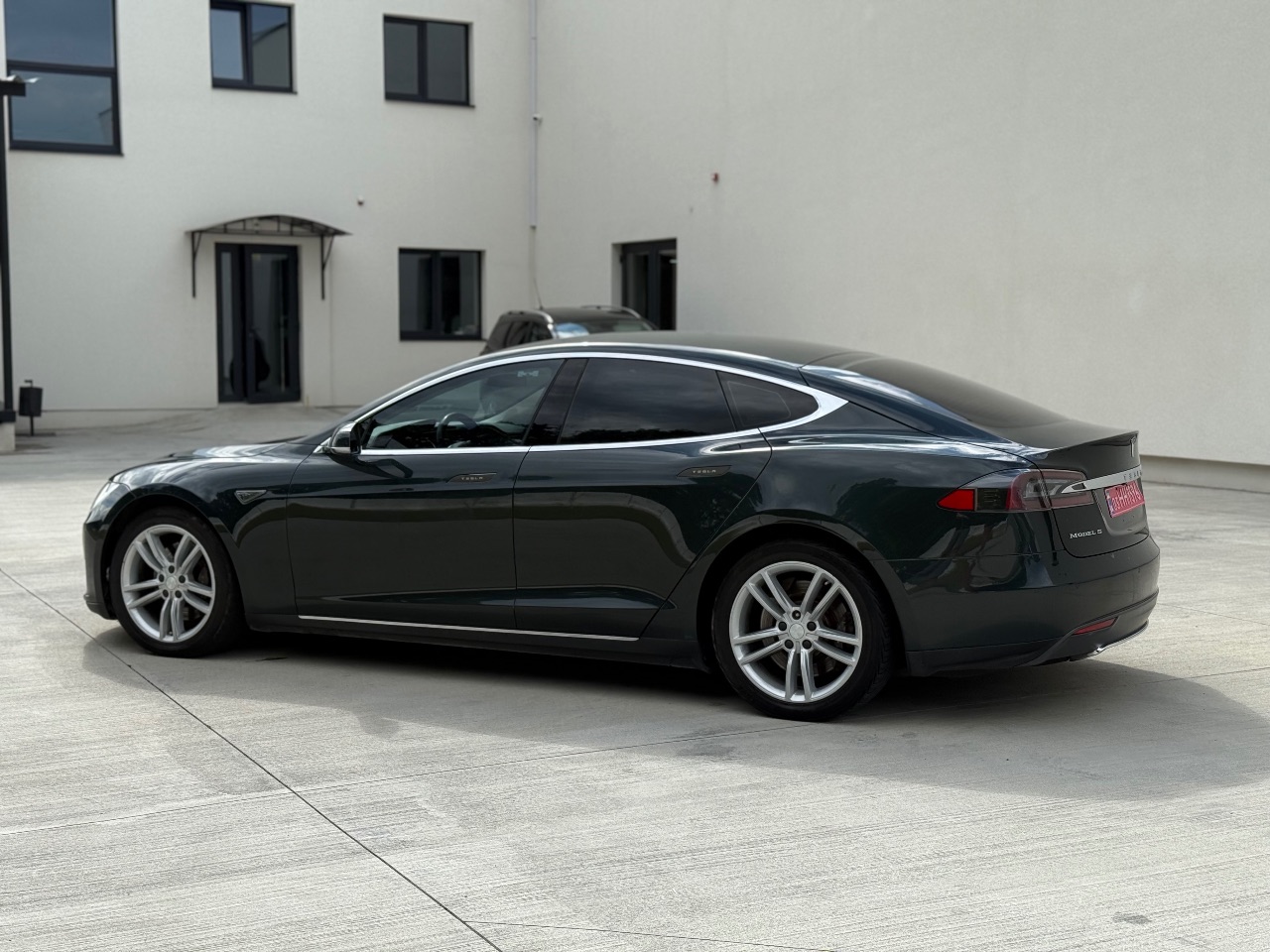 Tesla Model S - фото 7