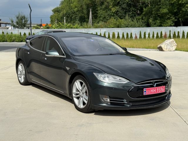 Tesla Model S - фото 1