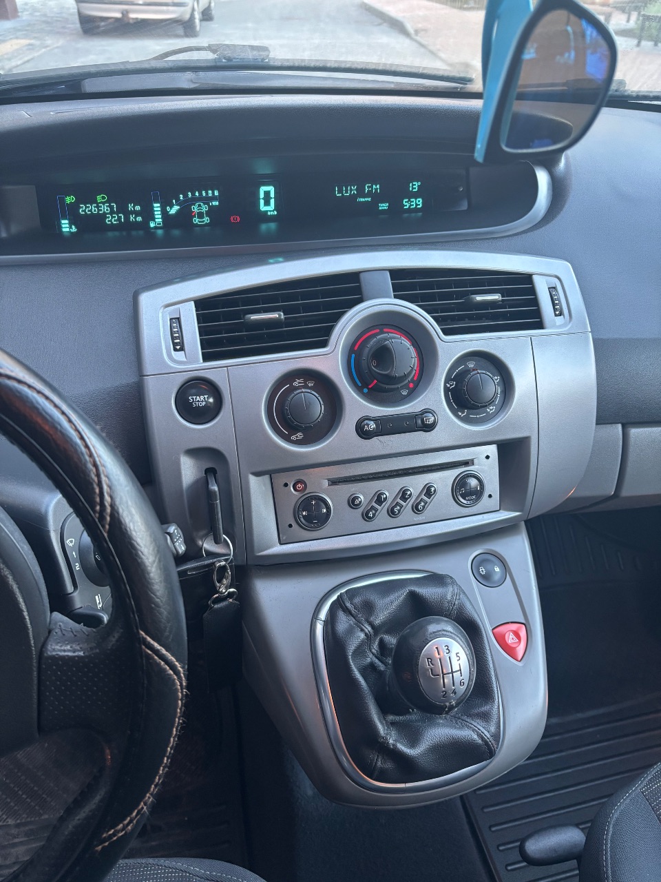 Renault Scenic - фото 7