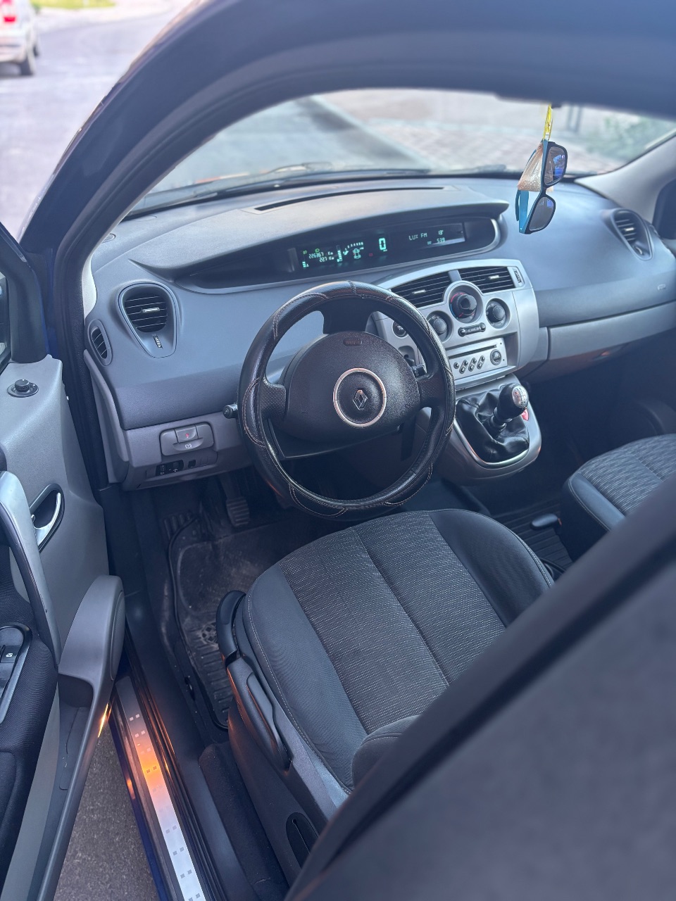 Renault Scenic - фото 8