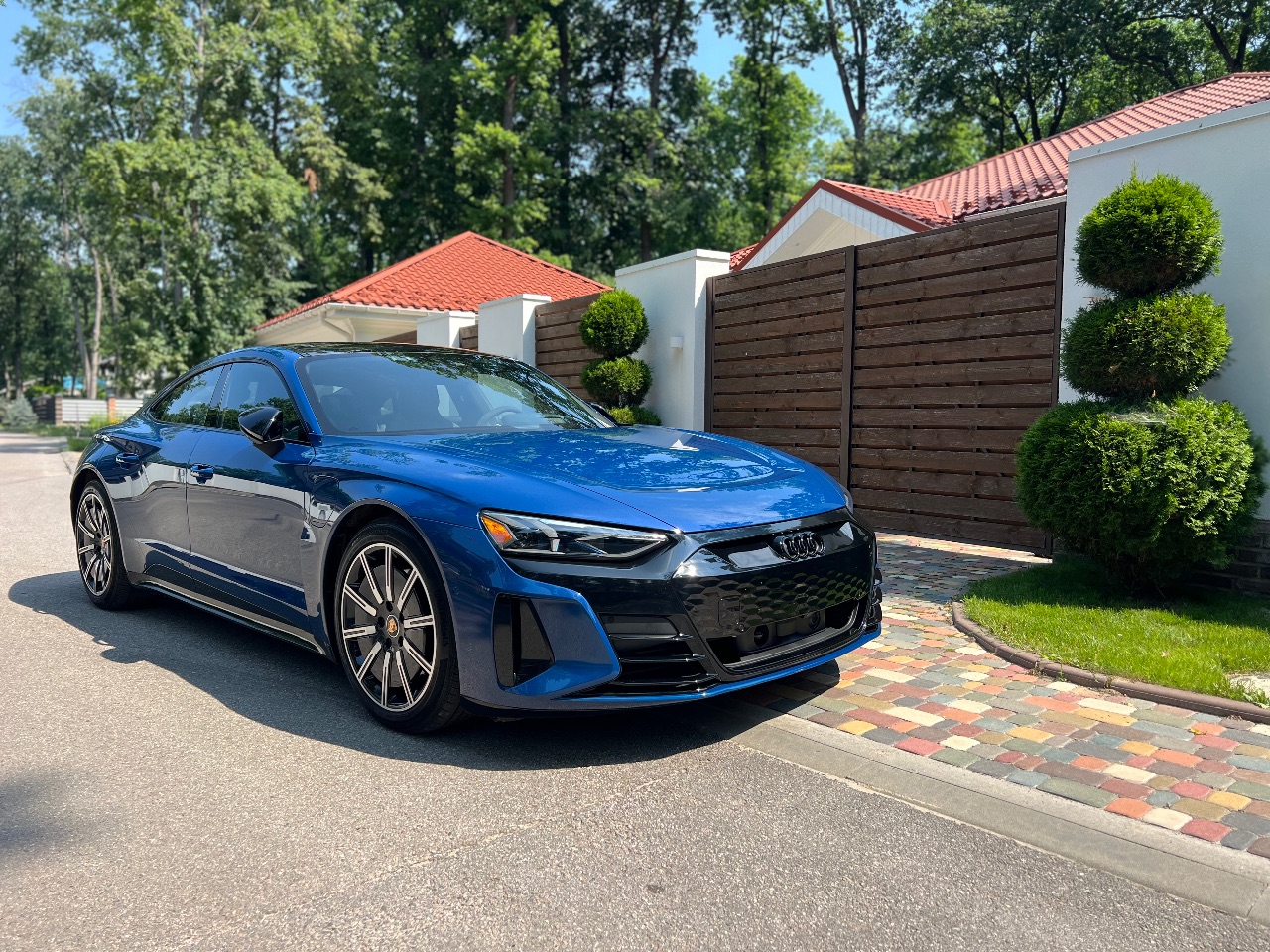 Audi e-tron GT - фото 1