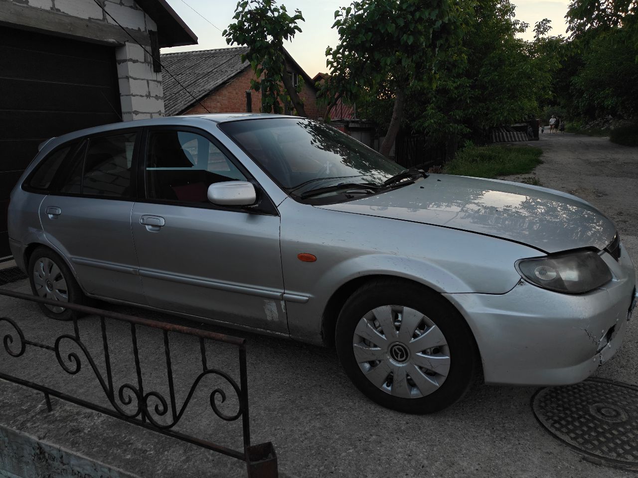 Mazda 323 - фото 1