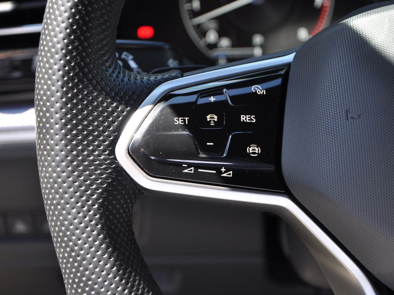 Volkswagen Touareg - фото 38