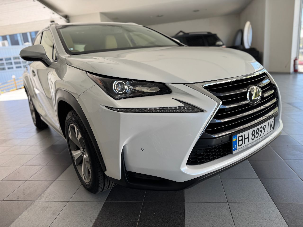 Lexus NX - фото 1