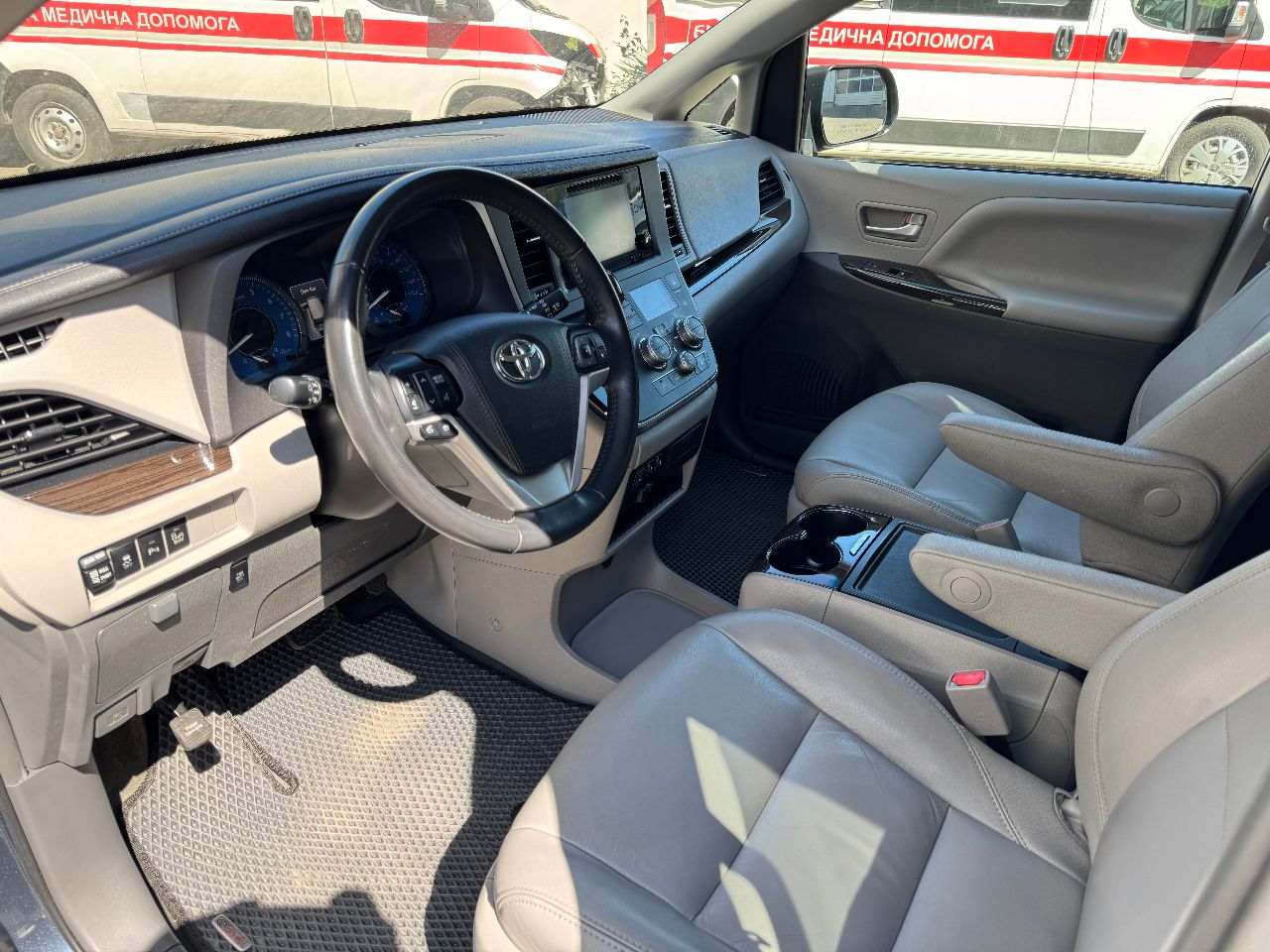 Toyota Sienna - фото 7