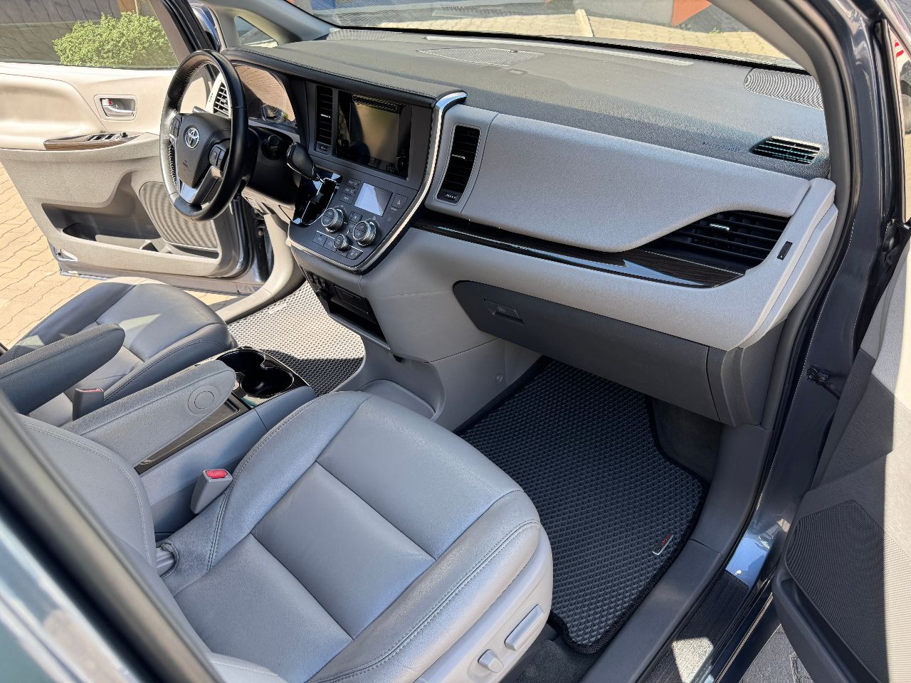 Toyota Sienna - фото 2