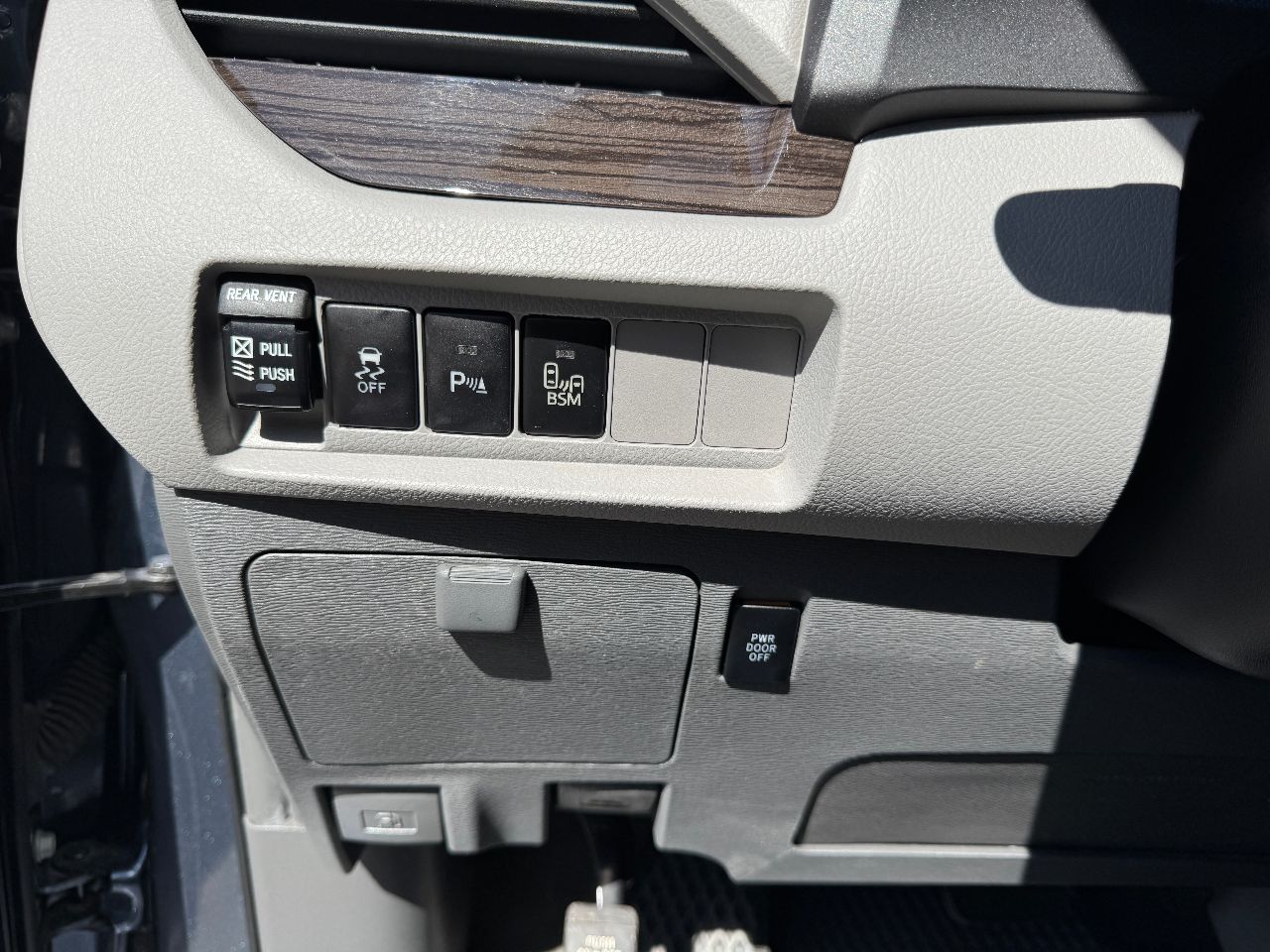 Toyota Sienna - фото 3