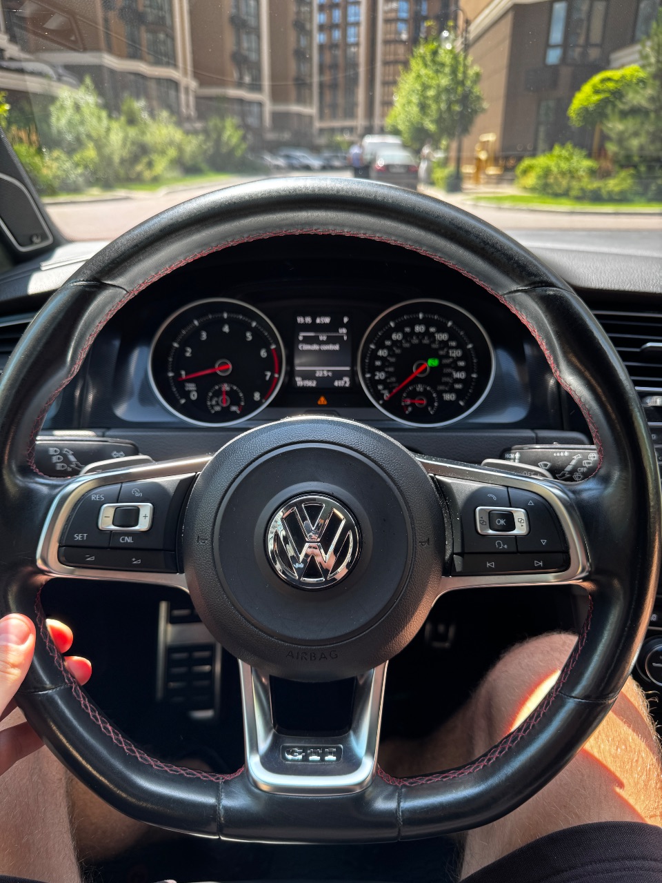 Volkswagen Golf GTI - фото 9