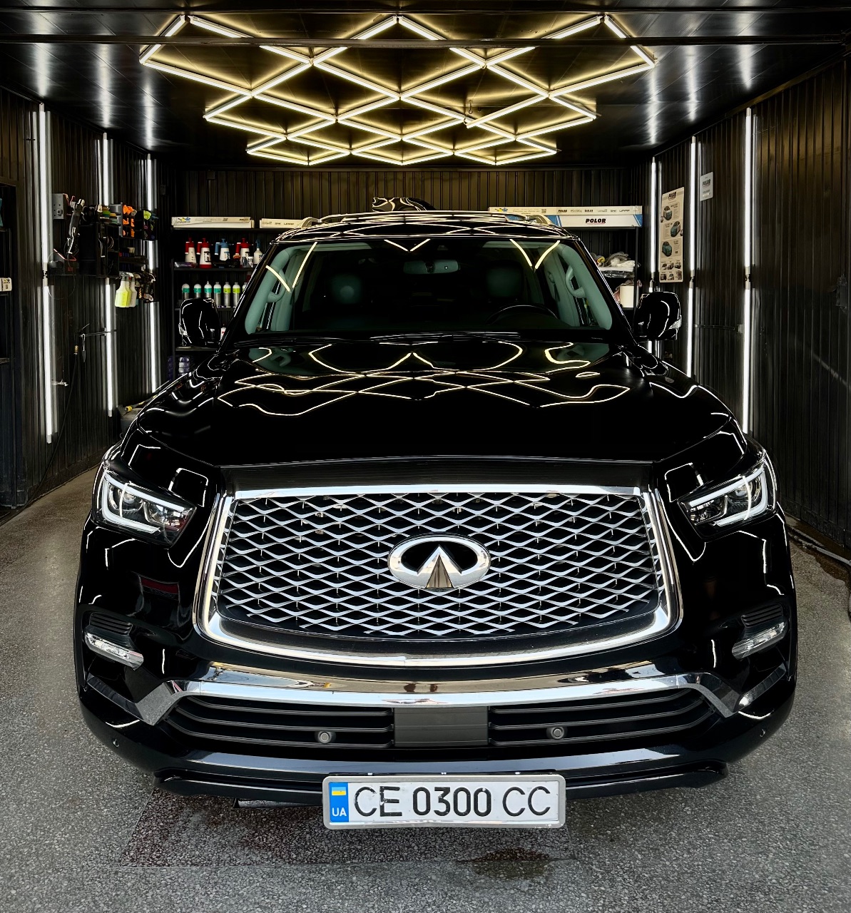 Infiniti QX80 - фото 1