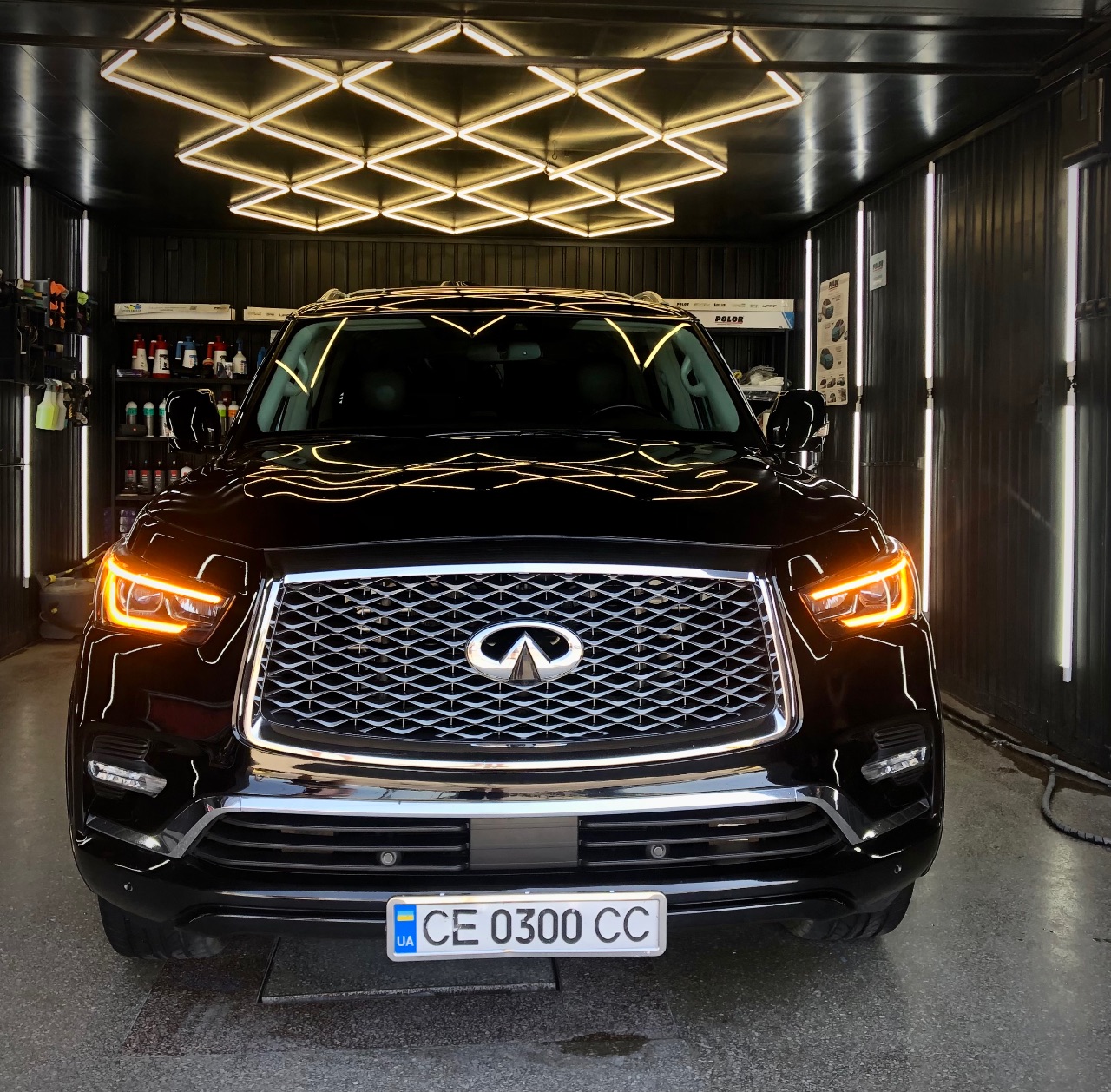 Infiniti QX80 - фото 1