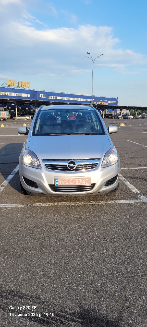 Opel Zafira - фото 1