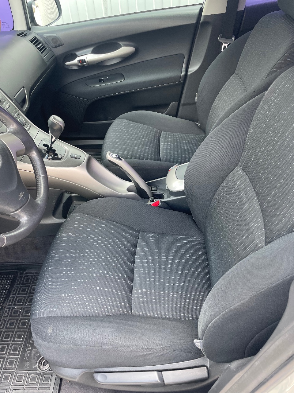 Toyota Auris - фото 2