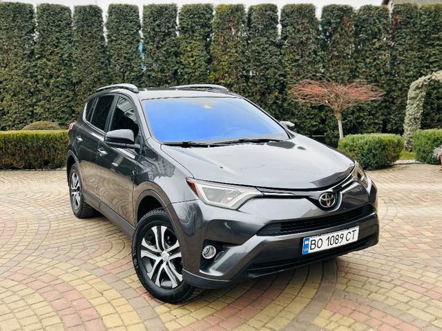 Toyota RAV4 - фото 1