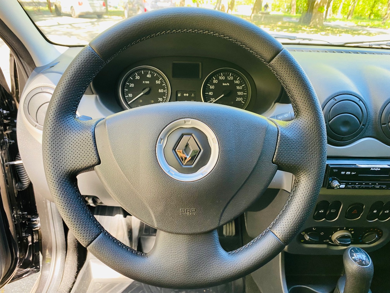 Renault Logan - фото 5