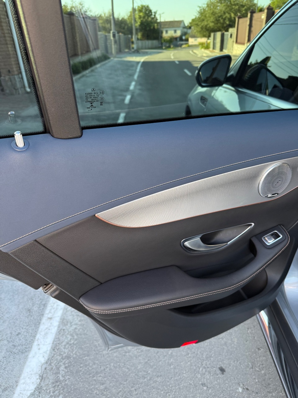 Mercedes-Benz EQC - фото 13